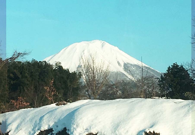 写真1-28-1 車窓から見た大山（別名：伯耆富士）