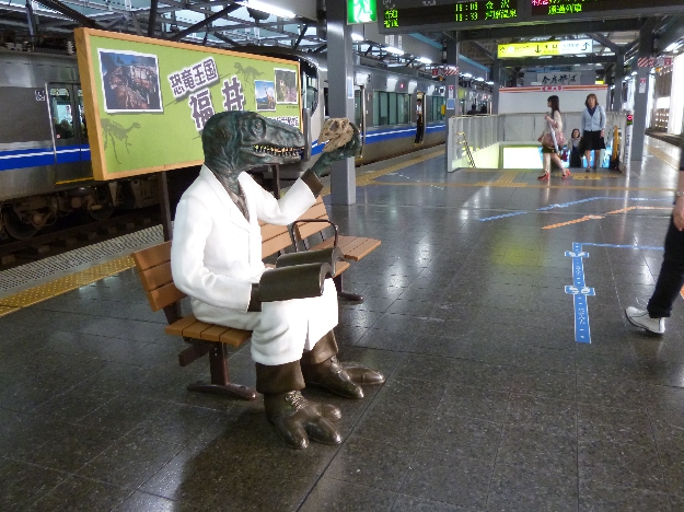 写真10　駅のホームに恐竜が