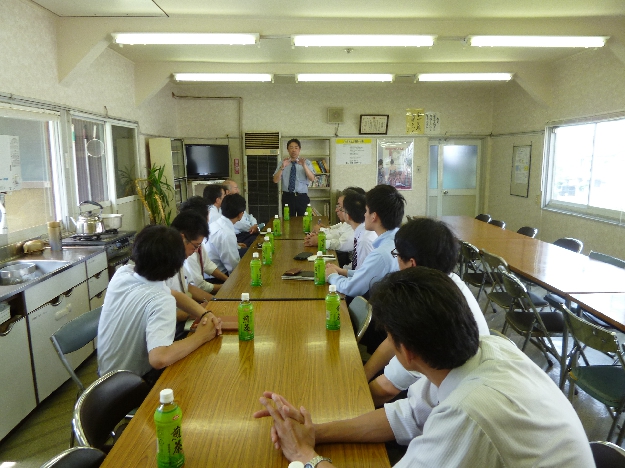 写真15　小泉社長のお話を聞く勉強会メンバー