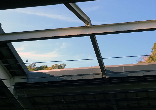 写真１１－１０　新神戸・新幹線ホームから見た青空