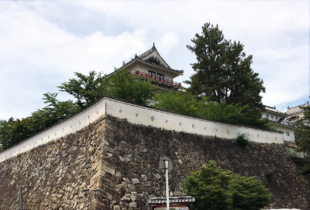 写真３１　福山城（ＪＲ福山駅から撮す）