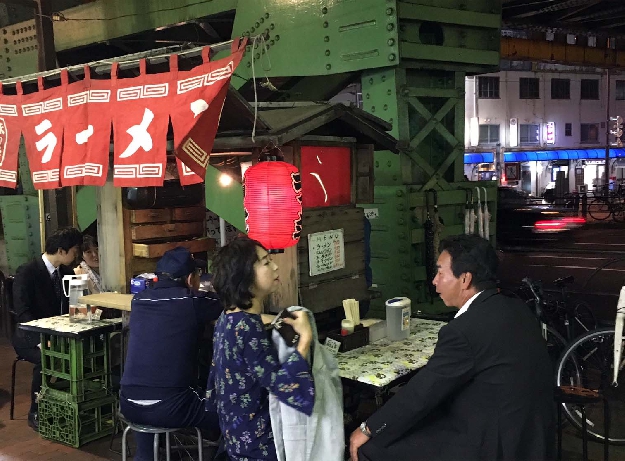 写真２９　飯田橋駅前の屋台のラーメン