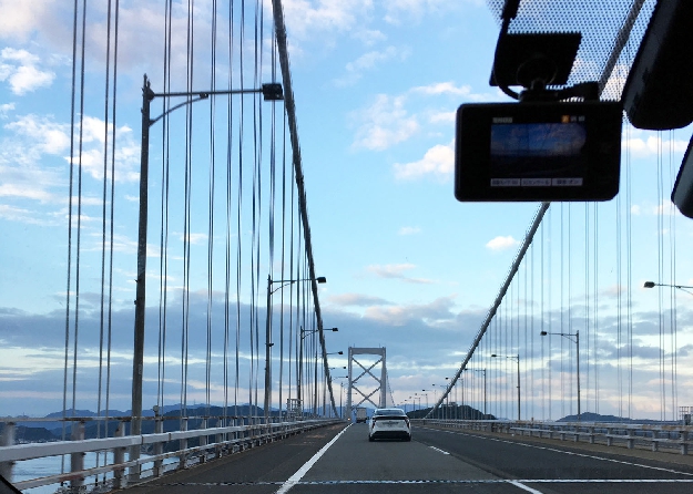 写真６　早朝の明石大橋・前方は淡路島