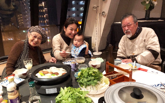 写真６　しゃぶしゃぶの食卓・妻の母、娘、孫、私