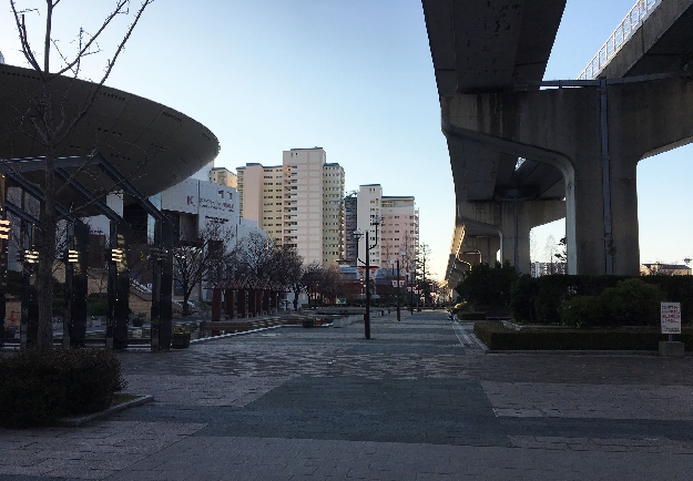 写真１８　８時１４分のアイランドセンター駅前