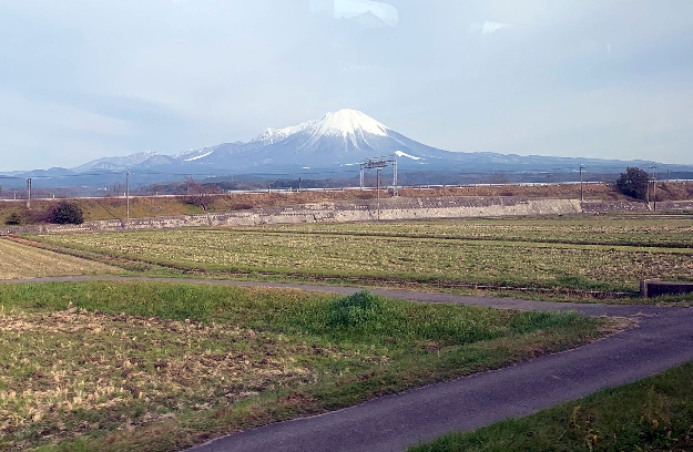 写真１８　雪をいただいた大山