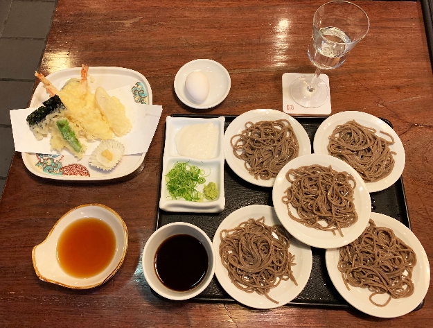 写真１　天麩羅と皿そばセット。お酒は福寿