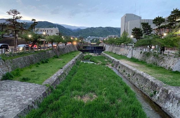 写真３９  芦屋川・国道２号線より上流を望む