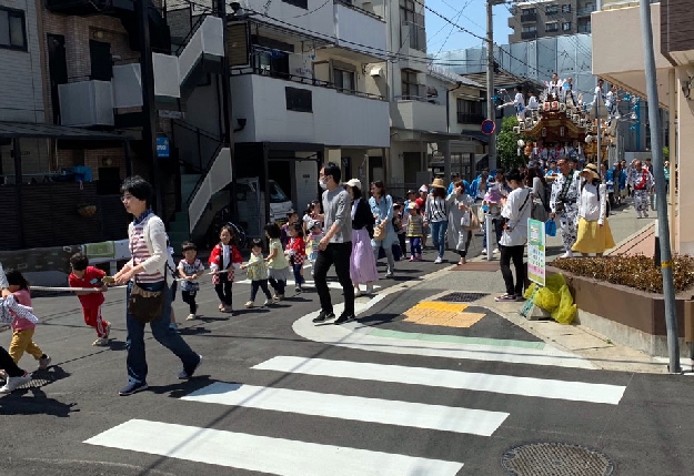 写真４－１　だんじりとそれを引く子供達