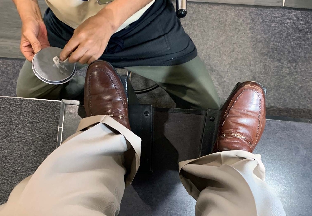 写真１１　大阪空港の靴磨き