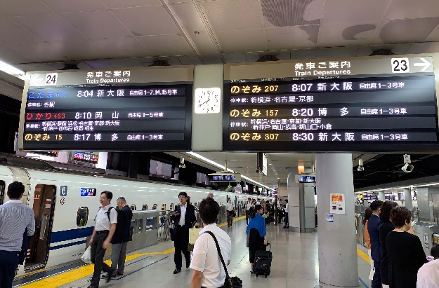 写真１５　品川駅新幹線ホーム・時刻表電光掲示板