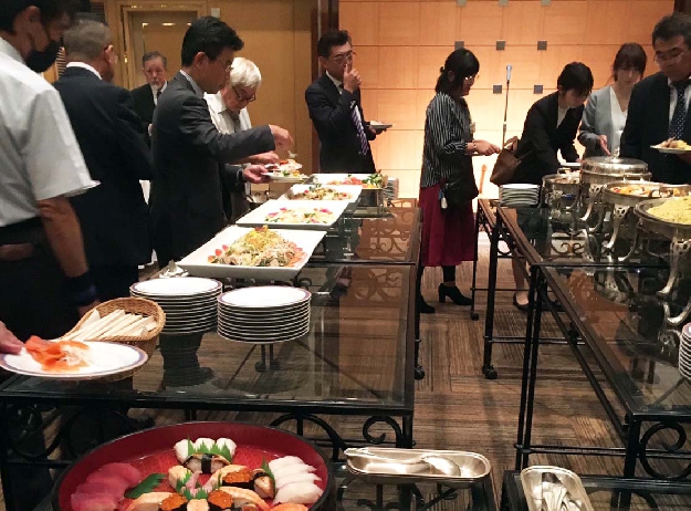 写真２　公開講座後の懇親会立食パーティー