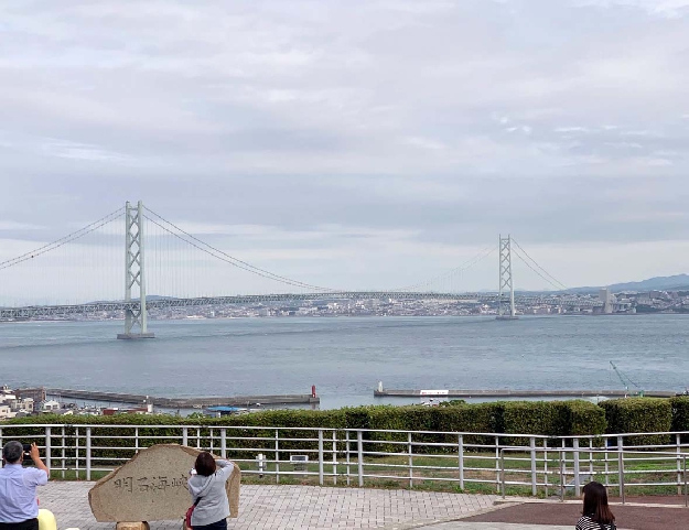 写真２５　明石海峡大橋（淡路島より望む）