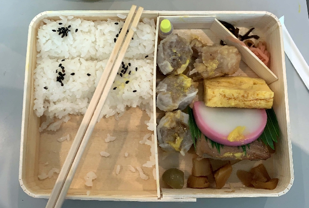 写真３５　しゅうまい弁当