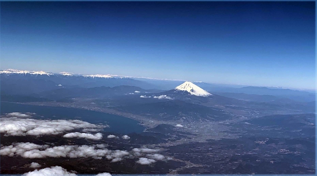 写真６－１　クッキリ富士山。遠くにアルプスの山波。