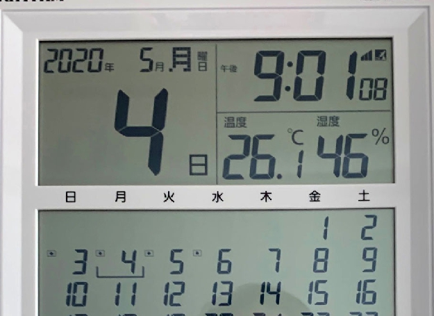 写真９　カレンダーと室温、湿度計