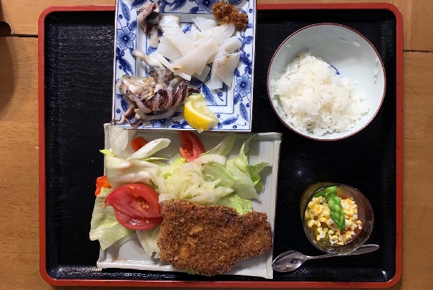 写真３２　晩の食卓