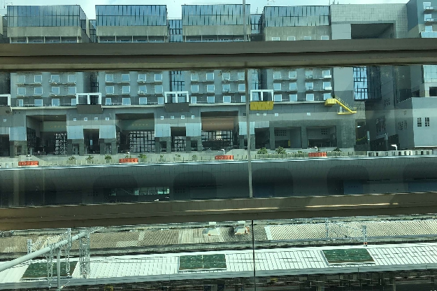 写真2-12   新幹線から見えた京都駅ビル