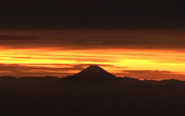 写真３－１４　黒く浮き上がった富士山