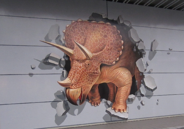 写真２－１１　駅壁面の恐竜（トリックアート）